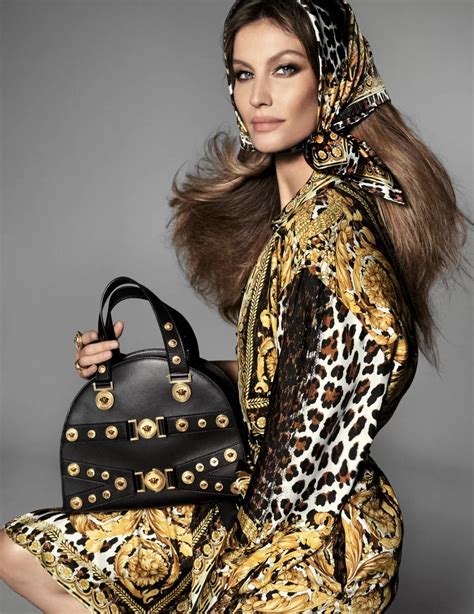 campagna pubblicitaria versace 2018|Versace Autunno/Inverno 2018: chi sono i 54 protagonisti della .